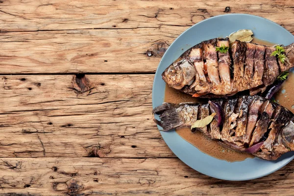 焼き魚とスパイシーなシーフードソース スパイスを使った魚のグリル — ストック写真