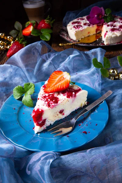 Schöner Und Schmackhafter Käsekuchen Ohne Backen Mit Erdbeeren — Stockfoto