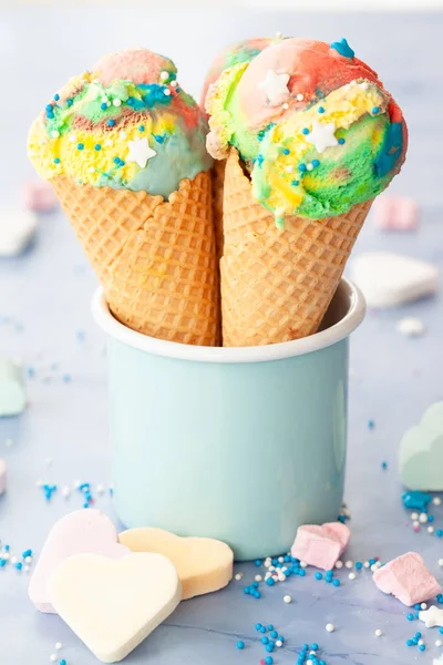 Renkli Şeker Ile Gökkuşağı Renklerinde Dondurma Konileri — Stok fotoğraf