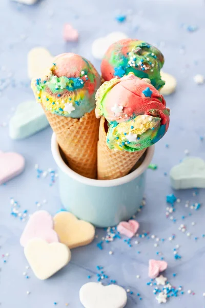 Ice Cream Kegels Rainbow Kleuren Met Kleurrijke Snoep — Stockfoto