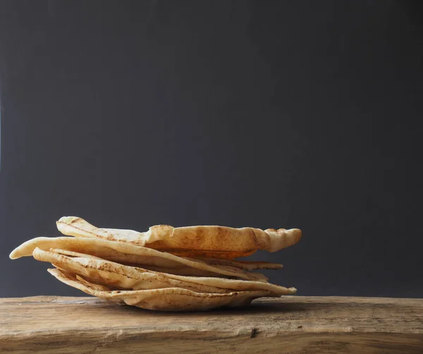 Sabroso Pan Plano Apilado Una Mesa Cocina Madera Espacio Para — Foto de Stock