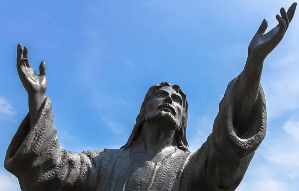 Statue Bronze Jésus Regardant Ciel Les Deux Bras Air Sur — Photo