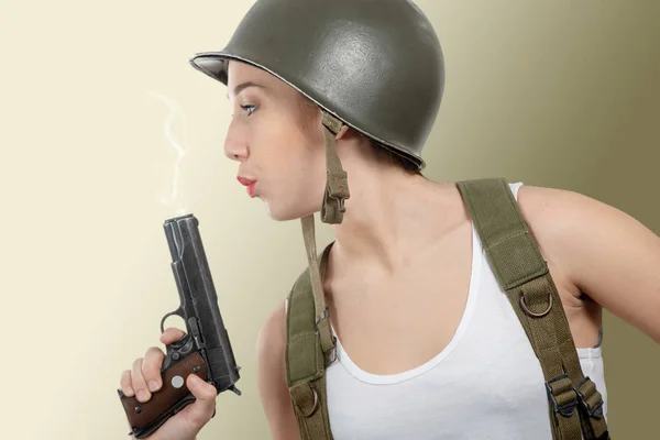 Całkiem Młoda Kobieta Ubrana Ww2 Amerykański Mundur Wojskowy Pistoletu — Zdjęcie stockowe