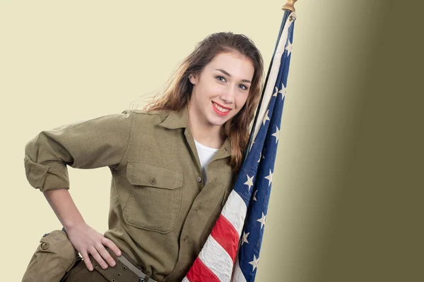 Joven Sonriente Con Uniforme Militar Los Estados Unidos Sosteniendo Una —  Fotos de Stock