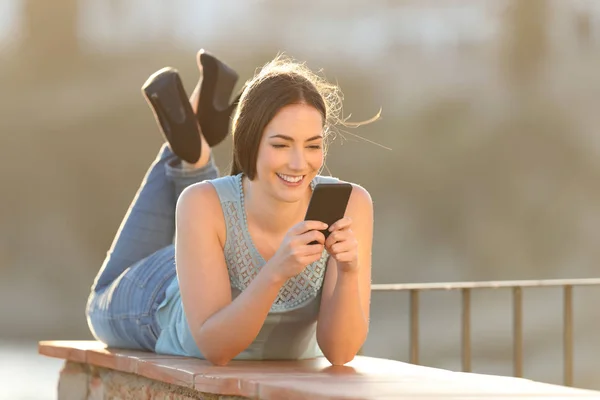 Retrato Cuerpo Completo Una Mujer Feliz Usando Teléfono Inteligente Tumbado — Foto de Stock