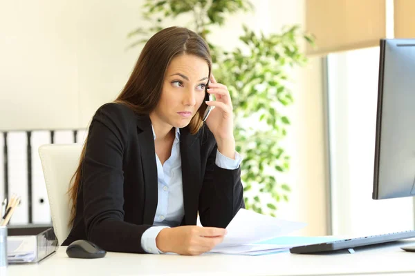 Şaşkın Kadını Ofiste Anlamaya Çalışan Bilgisayar Içeriği Izlerken Telefonda Konuşurken — Stok fotoğraf