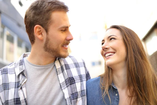 Pareja Feliz Caminando Hablando Mirándose Enamorándose Calle —  Fotos de Stock