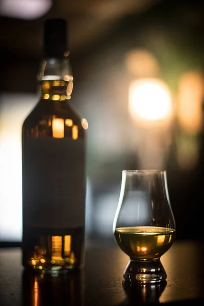 Zblízka Záběr Glencairn Whisky Sklenice Láhev — Stock fotografie