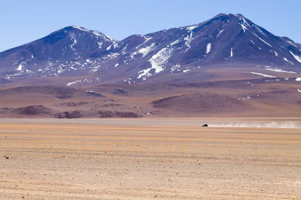 Pojazd Terenowy Boliwijskim Płaskowyżu Andyjskim Krajobraz Boliwii — Zdjęcie stockowe