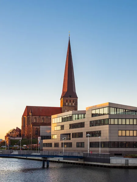 ドイツ ロストック市の教会を表示します — ストック写真