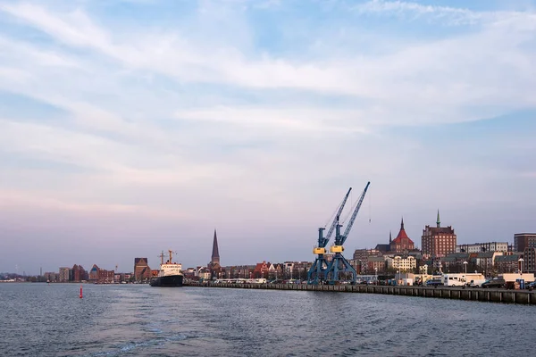 德国罗斯托克市港口的景色 — 图库照片