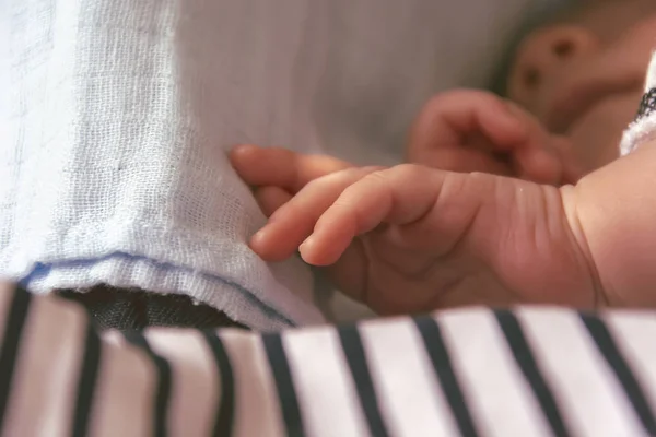 Vista Cerca Las Manos Recién Nacido Dormido Concepto Infancia Serenidad — Foto de Stock