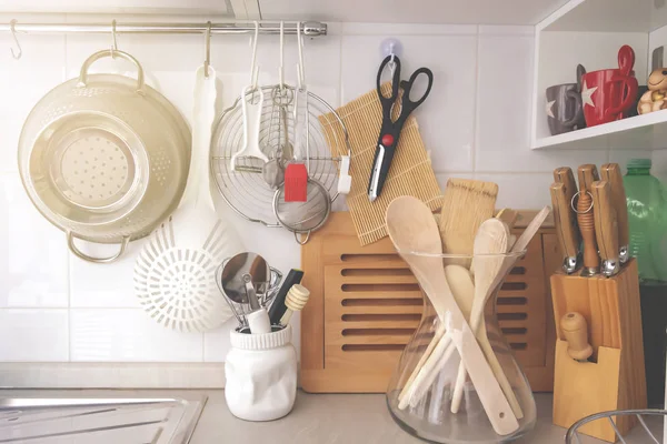 Кухонный Уголок Различными Кухонными Принадлежностями Включая Дуршлаг Ножи Деревянную Посуду — стоковое фото