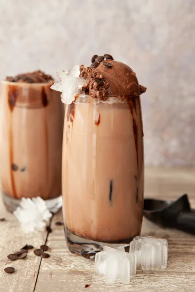 Milkshake Dingin Dengan Sekop Krim Cokelat — Stok Foto