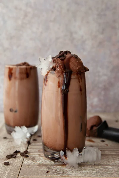 Milkshake Dingin Dengan Sekop Krim Cokelat — Stok Foto