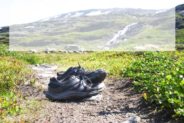Fénymásolás Hely Reklám Trekking Shoes Túraútvonalon Norvégiában Hegyek Háttérben — Stock Fotó
