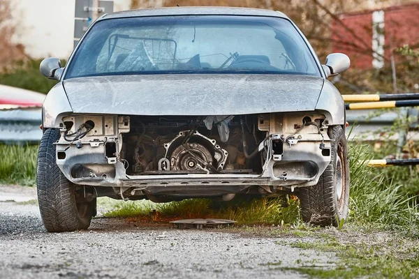 Передня Частина Зруйнованого Автомобіля Відсутнім Двигуном — стокове фото