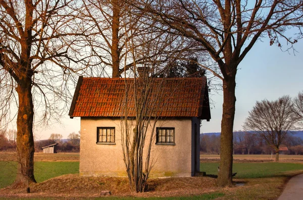 Der Weiten Landschaft Steht Ein Hübsches Von Bäumen Geschütztes Häuschen — Stockfoto