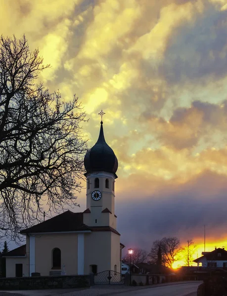 Gün Batımından Önce Kilise Dramatik Bulut Atmosferiyle — Stok fotoğraf