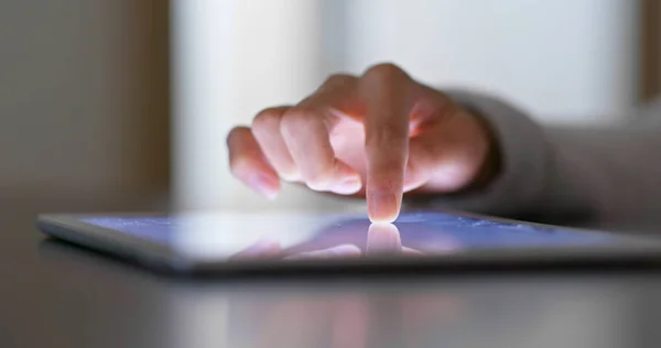 Vrouw Gebruik Van Tablet Computer — Stockfoto