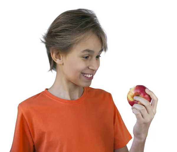 Retrato Casual Joven Comiendo Manzana Contra Una Pared Blanca — Foto de Stock