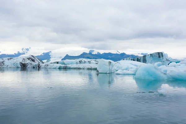 Παγωμένη Λίμνη Jokulsarlon Ισλανδία Παγόβουνα Επιπλέουν Στο Νερό Ισλανδικό Τοπίο — Φωτογραφία Αρχείου