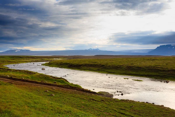 Joki Lähellä Hvitarvatn Järvi Islanti Highlands Maisema Kesäislantilainen Panoraama — kuvapankkivalokuva