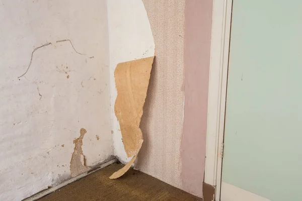 Oude Gebarsten Behang Afpellen Behang Muur Probleem Oude Verlaten Huis — Stockfoto