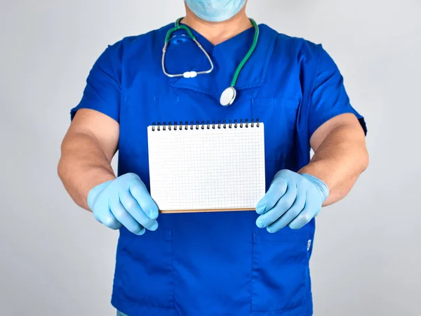 Doktor Mavi Üniforma Steril Lateks Eldiven Açık Boş Notebook Gri — Stok fotoğraf
