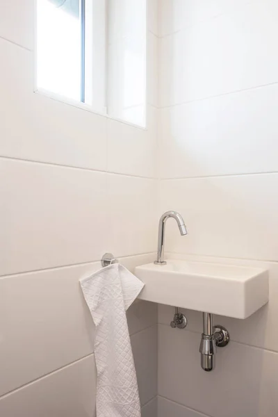 马桶槽内部白色浴室 水龙头与白色墙壁机智H白色毛巾 — 图库照片