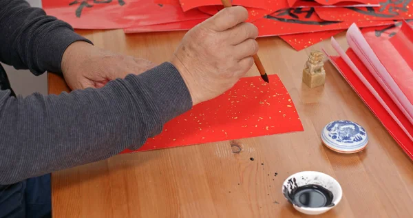 Hombre Escribir Caligrafía China Para Año Nuevo Lunar — Foto de Stock