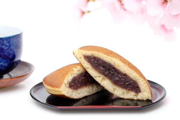 Dorayaki Japanische Süßwaren Auf Holzteller Auf Weißem Hintergrund — Stockfoto