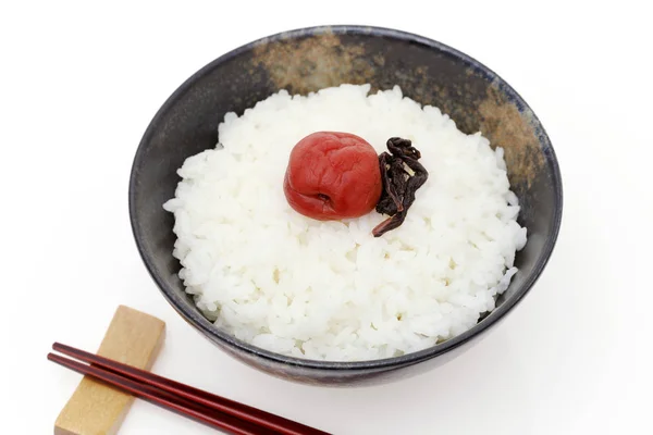 Arroz Blanco Cocido Japonés Con Ciruela Salada Sobre Fondo Blanco — Foto de Stock