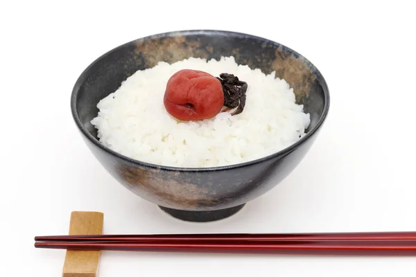 Japanischer Gekochter Weißer Reis Mit Salzpflaume Auf Weißem Hintergrund — Stockfoto