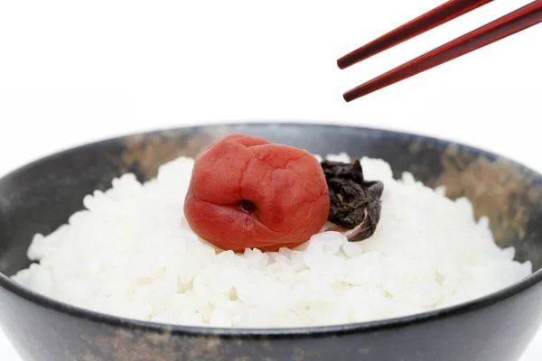 Japanskt Kokt Vitt Ris Med Salt Plommon Vit Bakgrund — Stockfoto