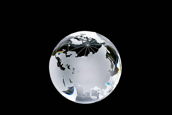黒の背景にガラスの地球儀のボール ガラスと反射と抽象的な写真 — ストック写真