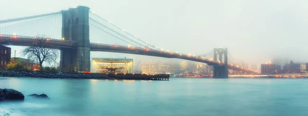 布鲁克林大桥在雾多雨的傍晚 纽约市 — 图库照片