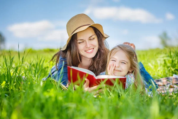 Madre Hija Tumbadas Sobre Hierba Verde Disfrutan Leyendo Libro — Foto de Stock