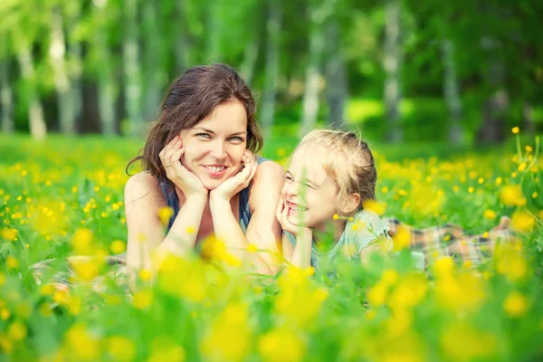 Мати Дочка Лежать Зеленому Літньому Лузі Квітучими Жовтими Квітами — стокове фото