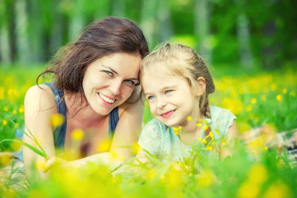 Мати Дочка Лежать Зеленому Літньому Лузі Квітучими Жовтими Квітами — стокове фото