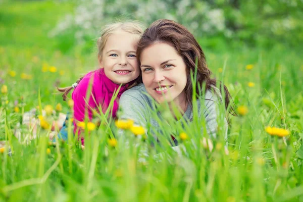 Мати Дочка Лежать Зеленій Літній Траві Квітучими Жовтими Квітами — стокове фото