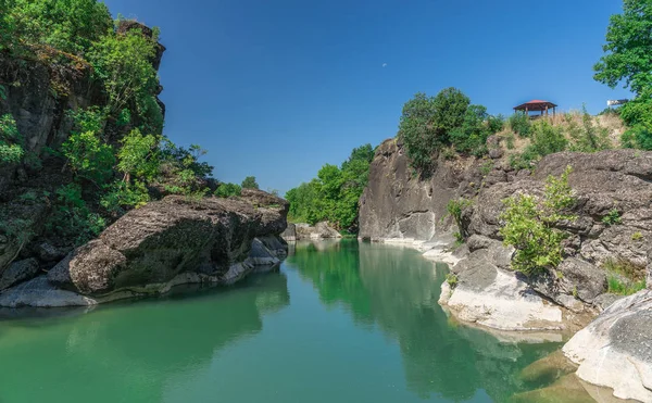 ギリシャのメテオラ近くの緑色の水を持つヴェネツィアコス川渓谷 — ストック写真