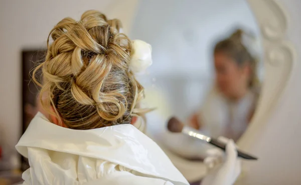 Retrato Mulher Jovem Atraente Com Belo Penteado Visão Traseira — Fotografia de Stock