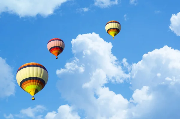 Balão Quente Voando Céu Azul — Fotografia de Stock