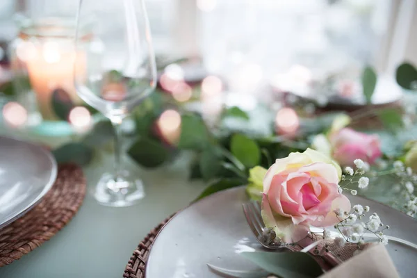 Romantica Decorazione Tavola Festiva Una Celebrazione Nuziale Con Bokeh Breve — Foto Stock