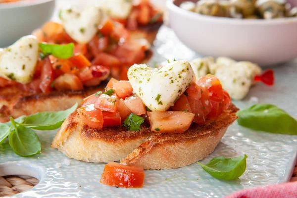 Baguettebrot Mit Tomaten Und Herzförmigem Mozzarella — Stockfoto