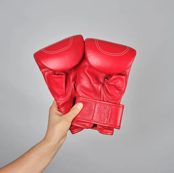 女性の手で赤い革のボクシンググローブのペア 灰色の背景 — ストック写真