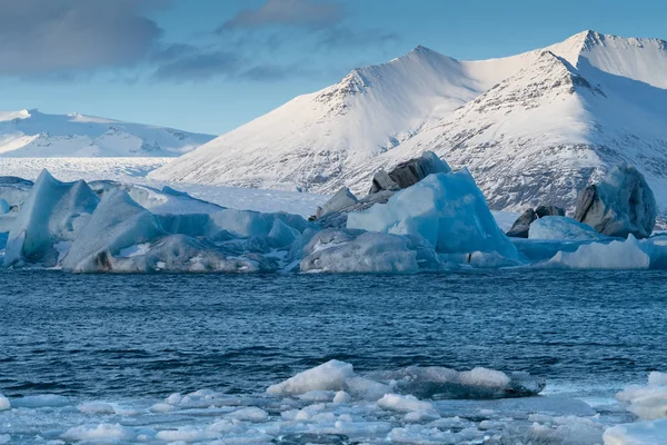 アイスランド ヨーロッパの冬のヨークールサロンの氷河ラグーンの氷山 — ストック写真