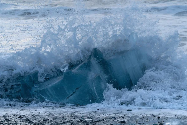 Icebergs Areia Preta Diamond Beach Com Mar Fundo Joekulsarlon Islândia — Fotografia de Stock