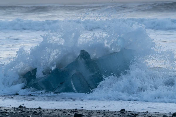 Айсберги Чорному Піску Алмаз Пляж Морем Фоновому Режимі Joekulsarlon Ісландія — стокове фото